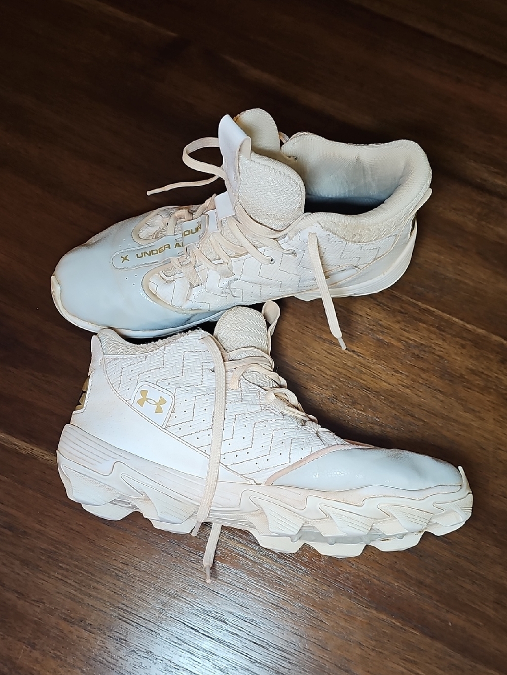 Under Armour Beige and Gold Baseball Cleats Athletic Shoes Q30